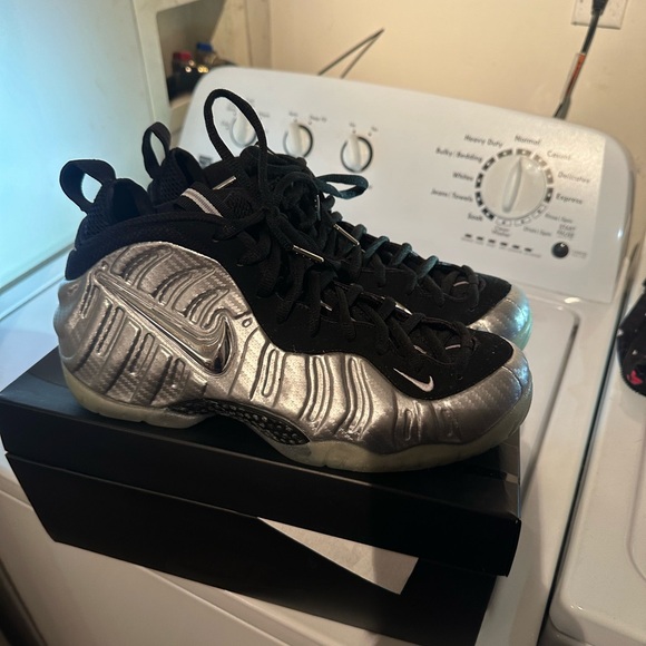 Nike Air Foamposite Pro 'Silver Surfer' - Picture 2 of 7